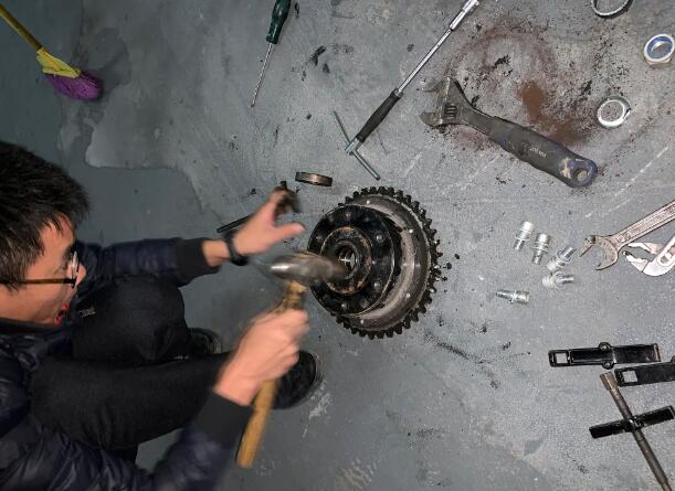 案例一:洗地機(jī)承軸壞了的維修圖片 案例一:洗地機(jī)承軸壞了的維修圖片